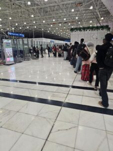 persone migranti in fila all'aeroporto di Addis Abeba
