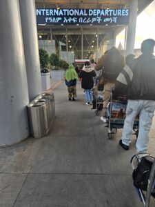persone sudanesi in partenza dall'aeroporto di Addis Abeba